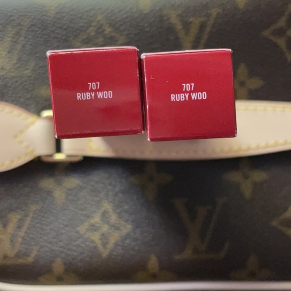 MAC | Ruby Woo Red Retro Matte Lipstick - Picture 4 of 4